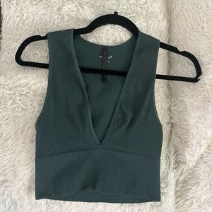 UO DEEP V CROP TOP